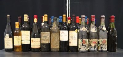 beaucoup de bouteilles de vin sur la table