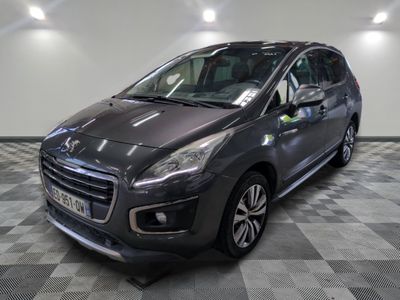 la voiture grise est garée dans le garage sur un sol en damier