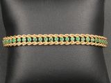 un bracelet en or serti d'émeraudes