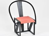 une image représentant une chaise noire avec une assise rouge sur fond blanc