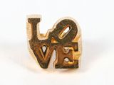 une bague en or sur laquelle est gravé le mot « amour »