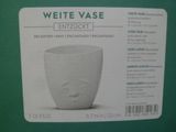 une photo d'un vase blanc sur lequel est représenté un visage
