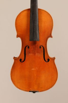 un vieux violon avec un archet accroché à son dos