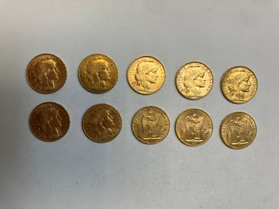 un tas de pièces d'or posé sur une surface blanche