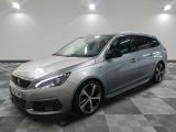 la voiture argentée est garée dans le garage sur le sol en damier