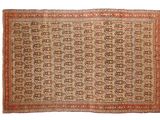 un tapis ancien avec un motif floral sur fond blanc