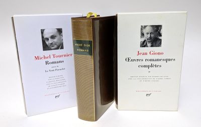 deux livres posés sur une table blanche, avec la photo d'un homme