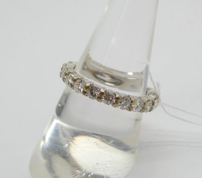 une bague posée sur le bord d'un verre d'eau