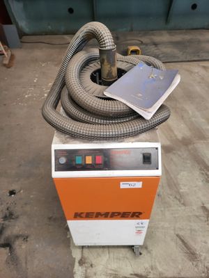 une machine orange et blanche surmontée d'un tuyau