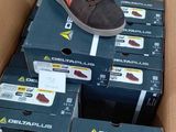 des cartons de chaussures sont empilés les uns sur les autres dans un carton