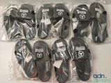 six paires de chaussons noirs sont emballées dans des sacs en plastique