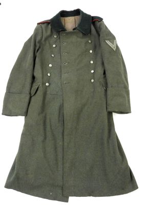 une photo d'un manteau militaire exposé sur un fond blanc