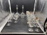 de nombreux verres à vin posés sur un plateau dans une pièce