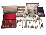 beaucoup d'argenterie dans un coffret sur la table