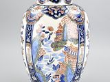 un vase bleu et blanc orné d'un motif