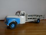 un camion miniature posé sur une table en bois