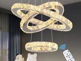 une photo d'un salon avec un lustre et une télécommande