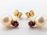 une paire de boucles d'oreilles en perles et en améthyste