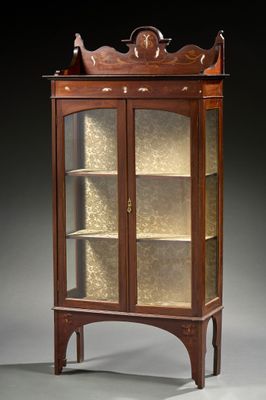 une vitrine ancienne en bois, dotée de portes vitrées et d'étagères