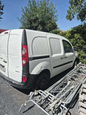 une camionnette blanche garée sur le parking