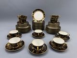 un ensemble de tasses et soucoupes en porcelaine noire et dorée