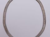 un collier en argent sur fond blanc