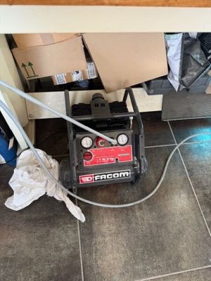 une machine noire et rouge posée par terre