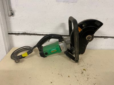 une photo d'un outil électrique posé sur une table