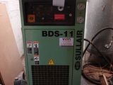 une machine qui se trouve dans le coin d'une pièce