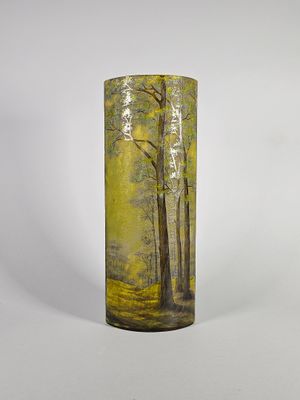 un grand vase orné d'une peinture représentant des arbres