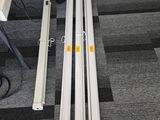 quatre rails métalliques posés au sol