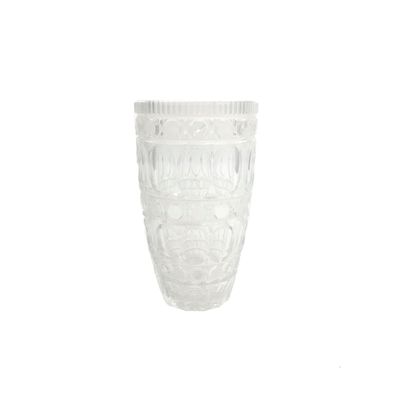 un vase en verre posé sur une surface blanche