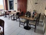 des tables et des chaises dans un restaurant, avec des bouteilles de vin et des bouteilles de vin