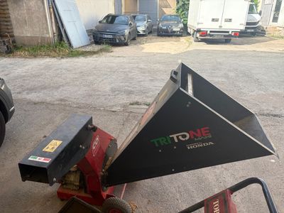 a small machine that is sitting on the side of the road