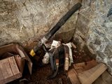 un tas d'ordures dans un coin de la pièce