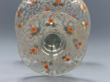 un vase en verre orné de pois orange et jaunes