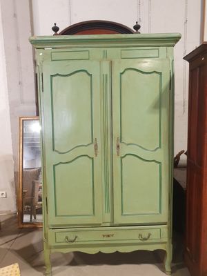 une armoire verte dans un coin de la pièce