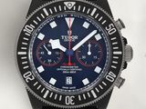 La montre est noire et bleue, avec une trotteuse rouge.