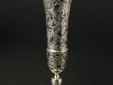 un vase ancien en argent sur fond noir, avec un fond noir