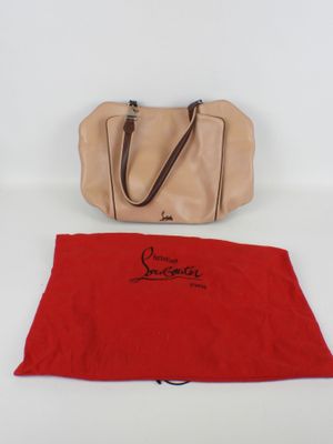 une image représentant un sac à main et un sac rouge posés sur une surface blanche