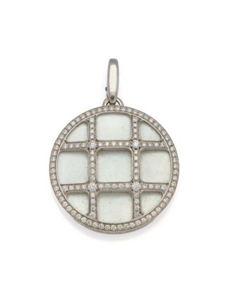 un pendentif en diamant et nacre