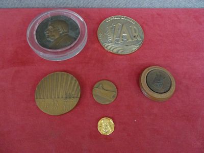une nappe rouge sur laquelle sont posées des pièces de monnaie et un verre d'eau