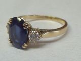une image représentant une bague sertie d'une pierre bleue et de diamants