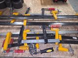 de nombreux outils posés sur une table