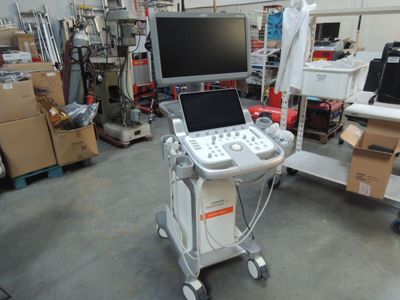 un ordinateur portable posé sur un chariot dans une pièce