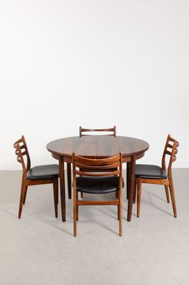 une photo représentant une table à manger et quatre chaises dans une pièce