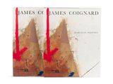 deux livres marqués de flèches rouges, posés sur une surface blanche