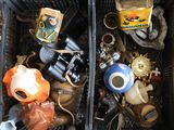 deux bacs remplis d'objets divers, posés l'un sur l'autre