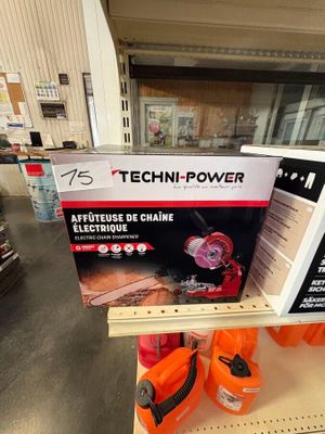 une boîte de produits « Techni-Power » sur une étagère dans un magasin