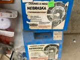 une boîte bleue qui contient tout un tas d'objets